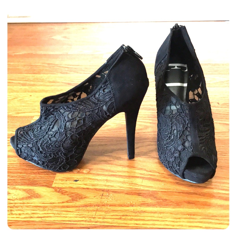 Elle Women’s 7.5 Peep Toe Lace Heels Black